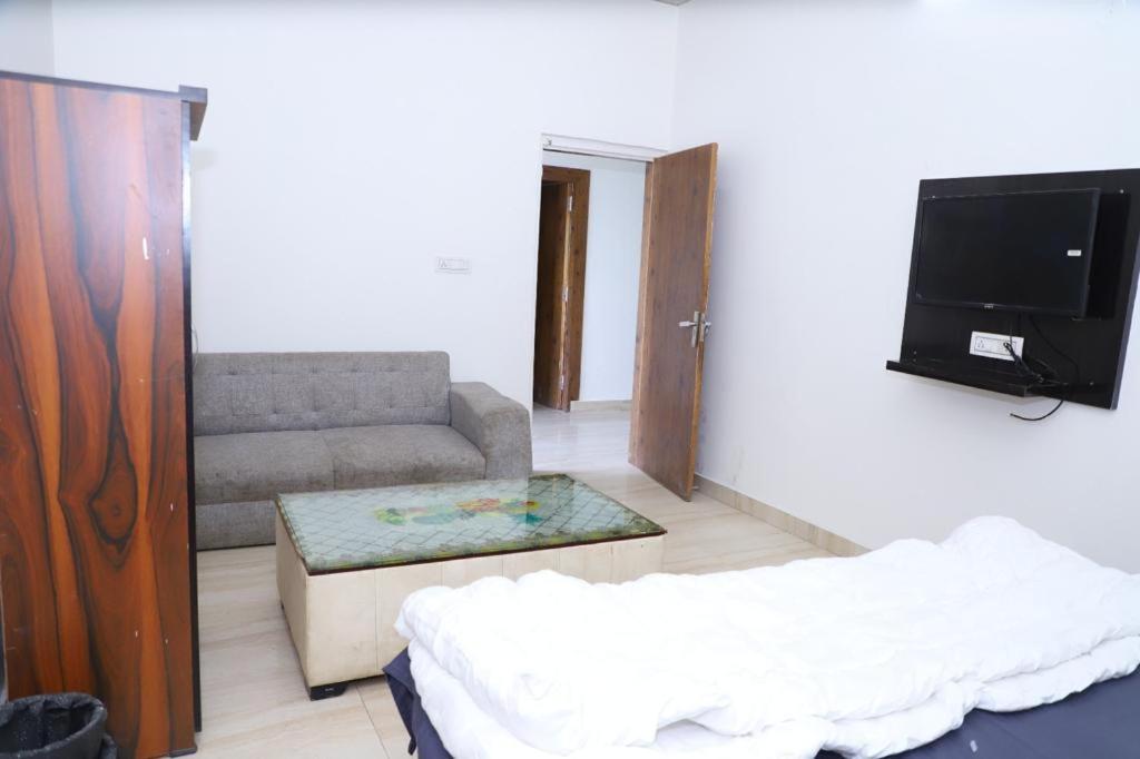 פארידבד Hotel Aashirvad מראה חיצוני תמונה