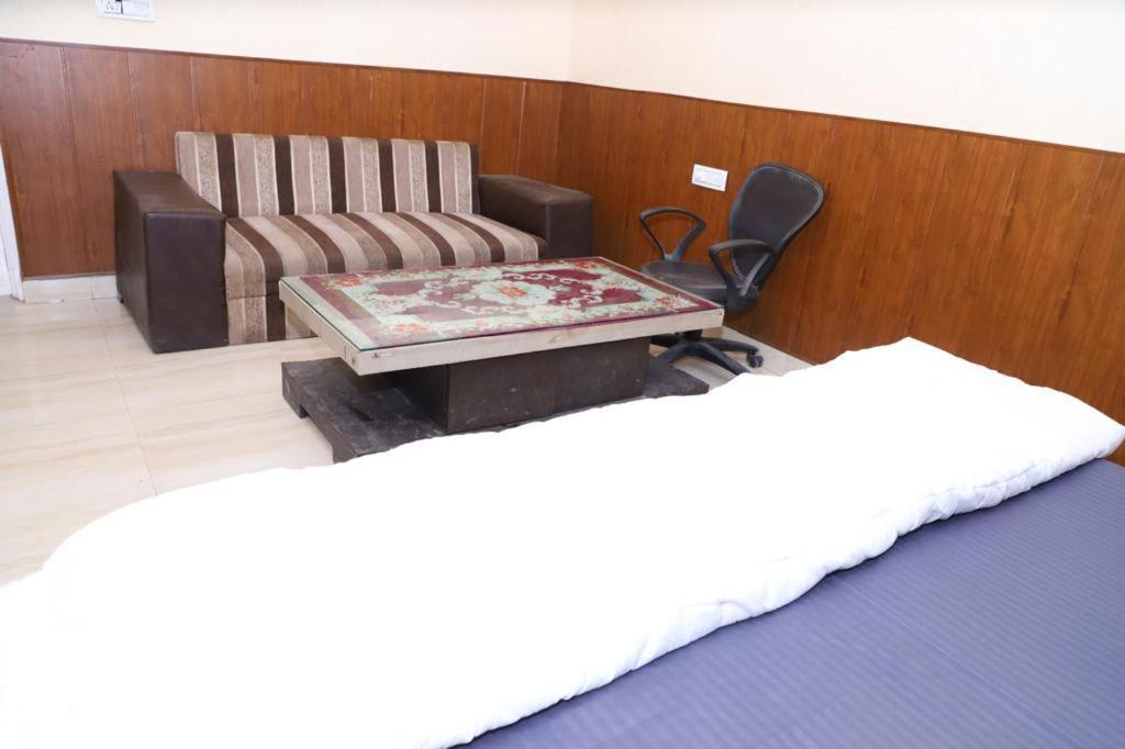 פארידבד Hotel Aashirvad מראה חיצוני תמונה