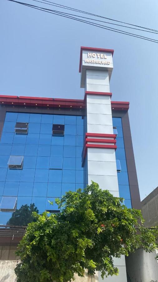 פארידבד Hotel Aashirvad מראה חיצוני תמונה